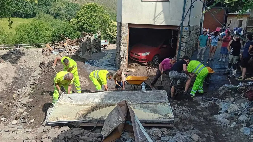 Operarios de la Deputaci&oacute;n de Ourense, en la calle principal de A Bouza (Viana do Bolo).