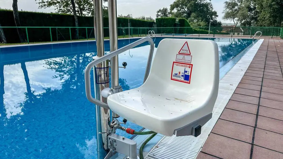 O novo elevador port&aacute;til instalado na piscina municipal de O&iacute;mbra facilita o acceso &aacute; auga de forma segura e aut&oacute;noma. | Foto: Noelia Caseiro.