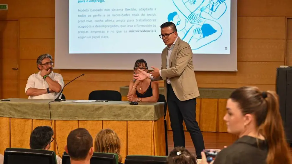 O conselleiro de Emprego, Comercio e Emigraci&oacute;n, Jos&eacute; Gonz&aacute;lez, detalla en Ver&iacute;n as li&ntilde;as de axuda para a rehabilitaci&oacute;n de vivendas para traballadores. | Foto: Noelia Caseiro.