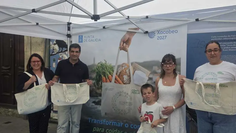 O director xeral de Comercio, Gabriel Al&eacute;n, no posto da campa&ntilde;a Comercio Compensa.