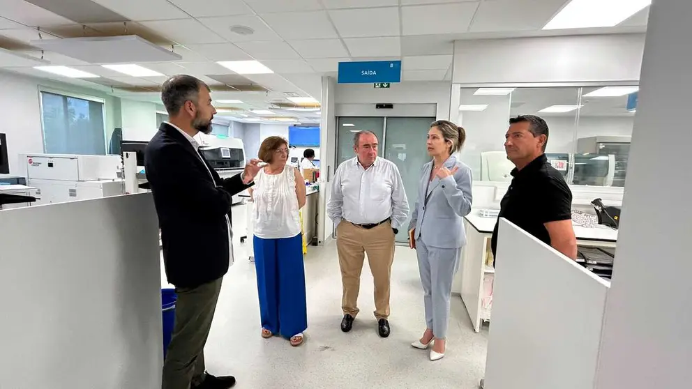 O responsable do Sergas recorreu distintos servizos do Hospital Comarcal de Monforte de Lemos.