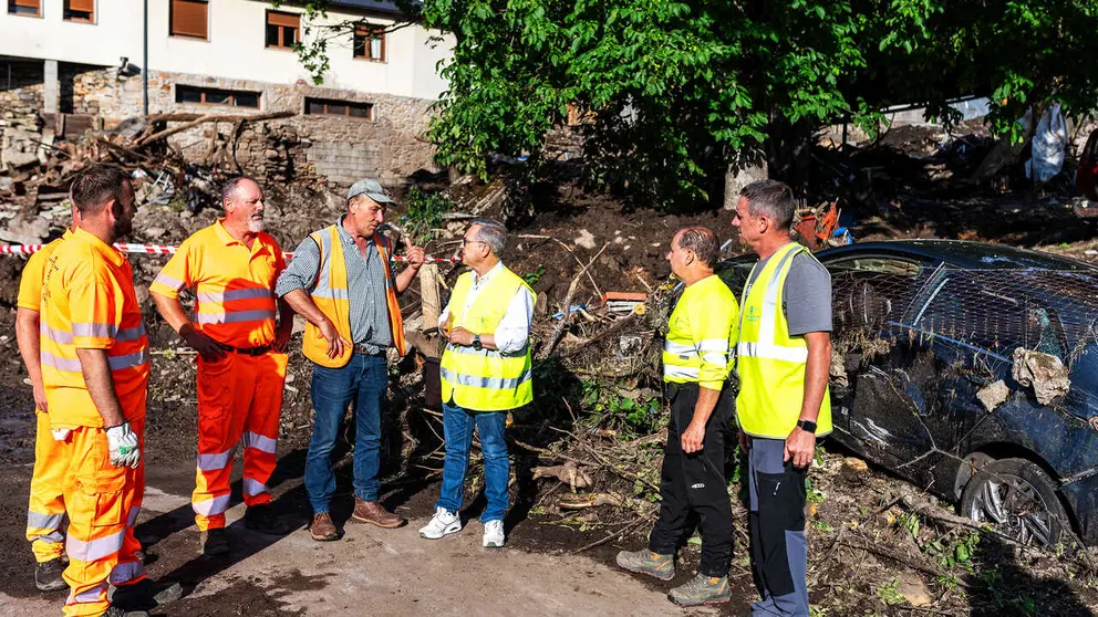 O presidente Luis Menor conversa cos operarios e veci&ntilde;os de A Bouza durante a s&uacute;a visita &aacute; zona afectada pola riada.