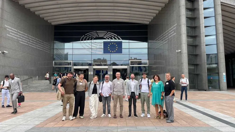 A delegaci&oacute;n galega, integrada por representantes do BNG e profesionais da informaci&oacute;n, posa diante da sede do Parlamento Europeo en Bruxelas.