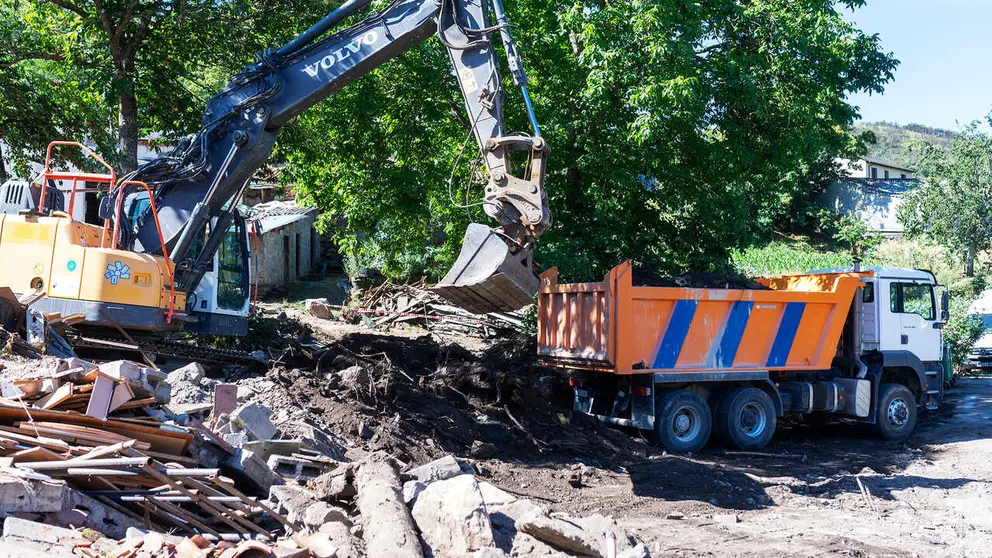 A Deputaci&oacute;n de Ourense mobiliza retroescavadoras e cami&oacute;ns para limpar m&aacute;is de 4.000 toneladas de material.