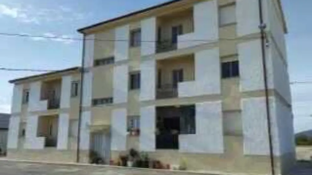 El edificio de las antiguas Vivendas dos Mestres, en A Mezquita, donde se ubica la vivienda en alquiler.