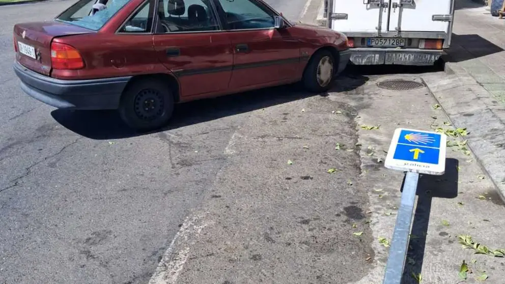 El turismo, con da&ntilde;os en la parte delantera, tras colisionar contra la furgoneta estacionada.