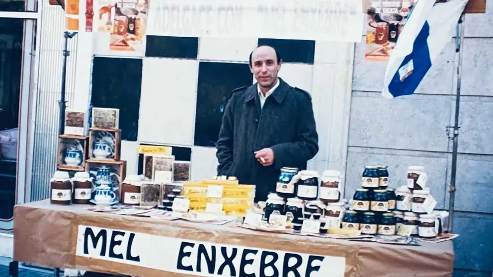 Jes&uacute;s Vizcaya, en un puesto de venta de sus productos de miel, en una imagen cedida por Emilioa Somoza Basalo.