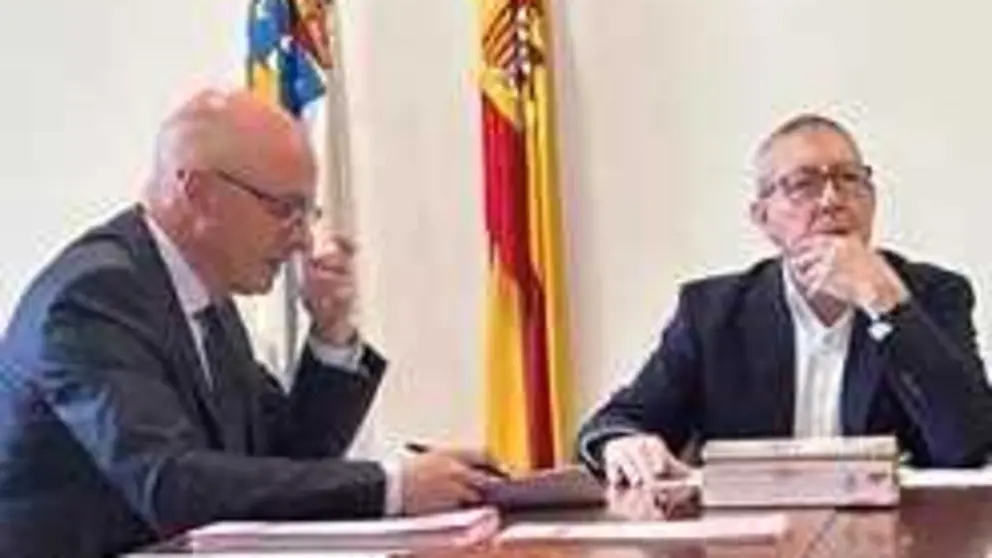 Santiago de Lorenzo, secretario del Concello de Castrelo, con Vicente G&oacute;mez, el alcalde, en uno de los plenos de investidura.