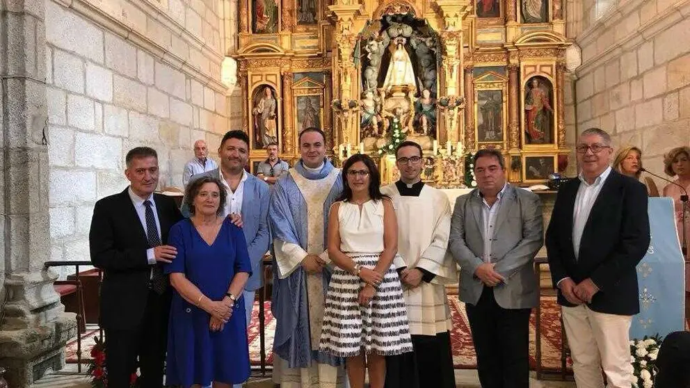 Vicente G&oacute;mez, a la derecha de la imagen, en una de las celebraciones eucar&iacute;sticas oficiadas por el sacerdote &Oacute;scar Mart&iacute;nez Caama&ntilde;o.