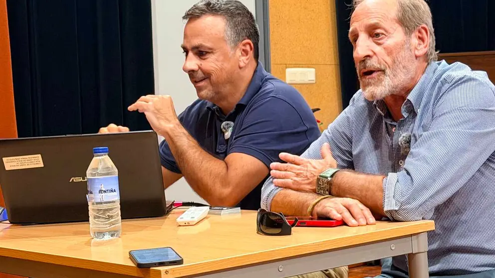 Jorge Gil, responsable en Espa&ntilde;a de la nueva propietaria de las licencias de Penouta, y el alcalde de Viana do Bolo, Germ&aacute;n Garc&iacute;a-&Aacute;vila Arias. | FOTO: Xos&eacute; Lois Colmenero.