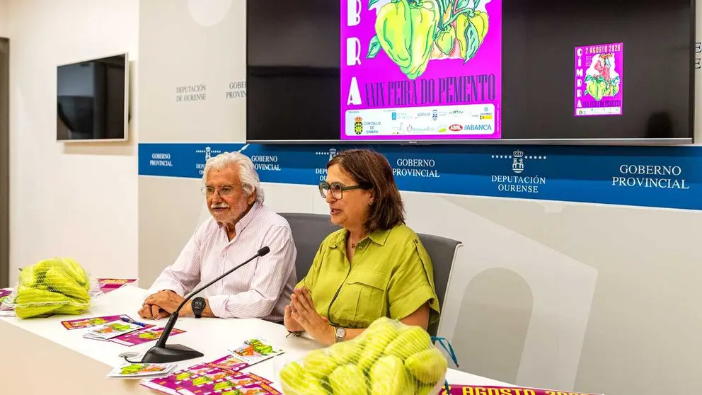 Rosendo Luis Fern&aacute;ndez, presidente do Inorde, con Ana Mar&iacute;a Villarino Pardo, alcaldesa de O&iacute;mbra, na presentaci&oacute;n da Feira do Pemento na Deputaci&oacute;n de Ourense.