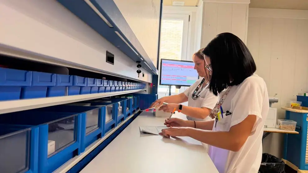 Persoal do Servizo de Farmacia do Hospital de Ver&iacute;n, traballando cos novos carruseis automatizados.