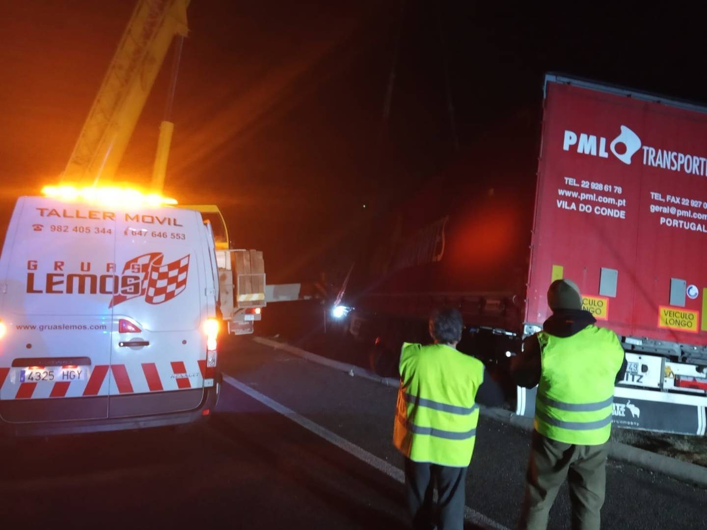 Momento de la retirada del trailer accidentado en la A -75 Verín - Portugal.