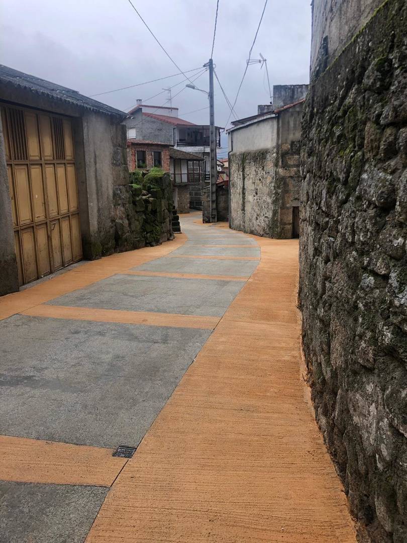 Nuevo firme que ya luce en las calles de la localidad de Pazos.