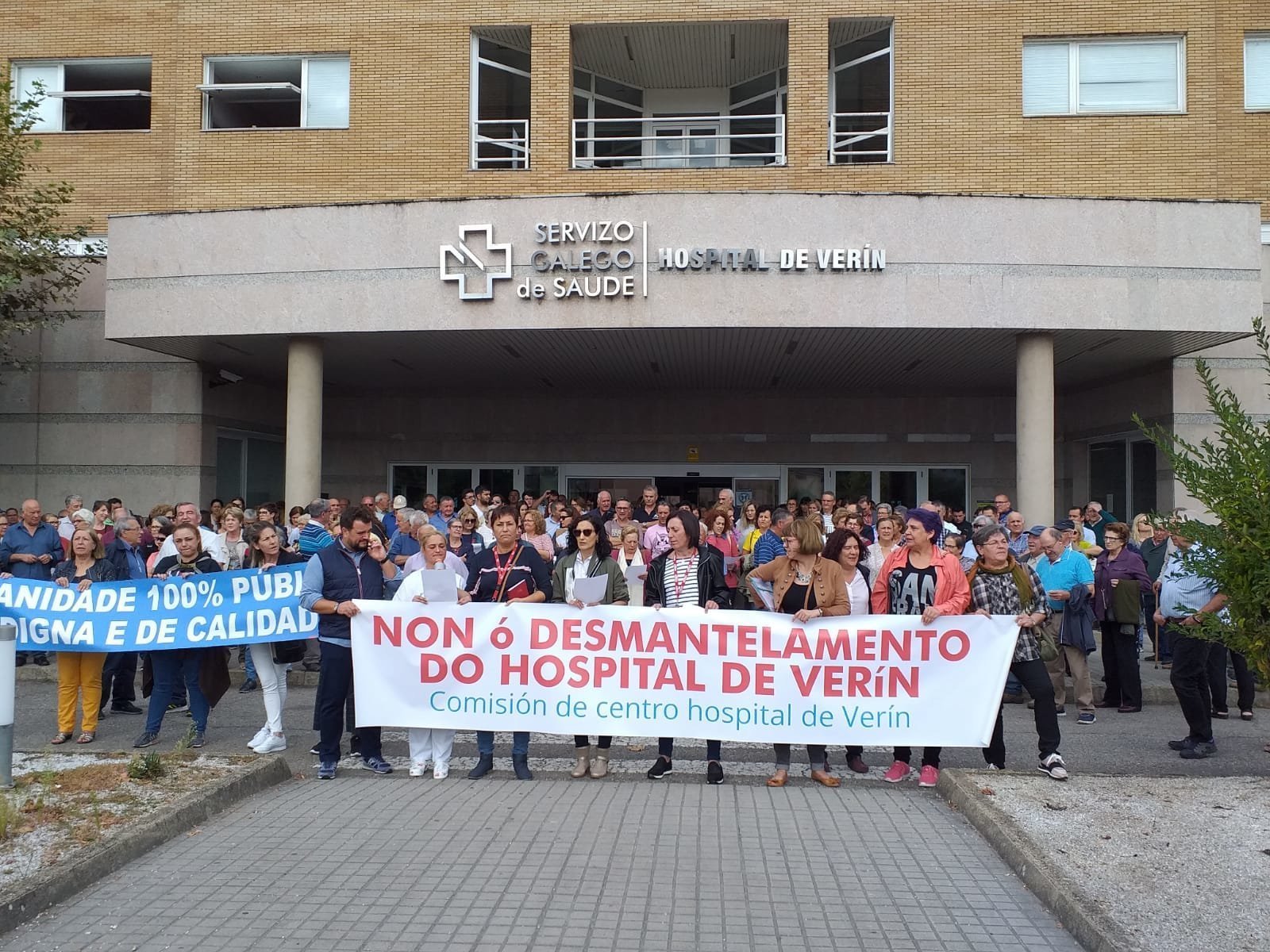 La sociedad verinesa apoya las protestas contra el cierre de servicios en el Hospital de Verín.