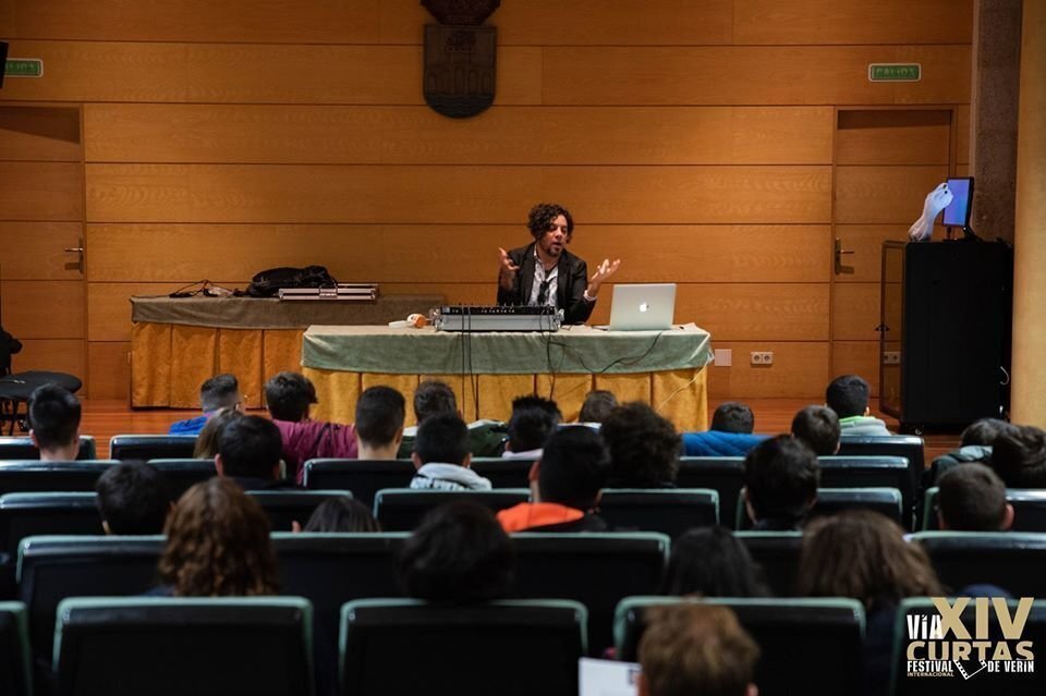DJoy de Cuba impartindo unha MasterClass a mozas e mozos. | FOTO: FIC Vía XIV