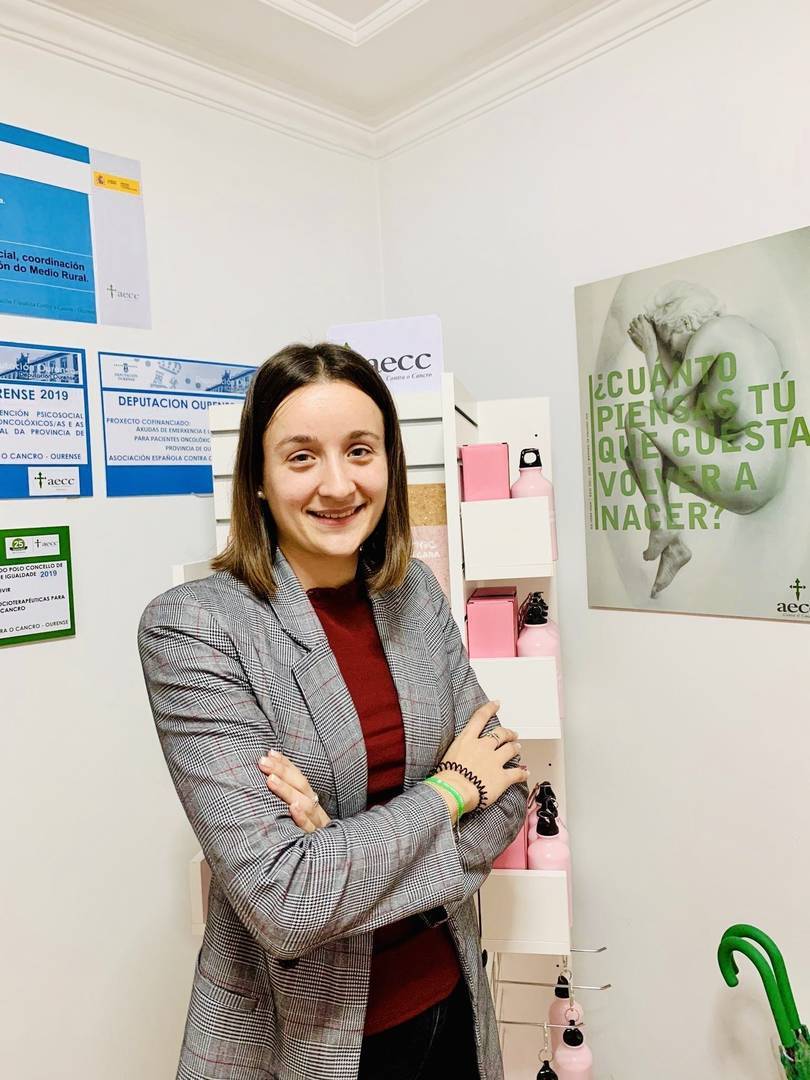 Kelly Pereira, responsable da oficina da AECC en Verín.