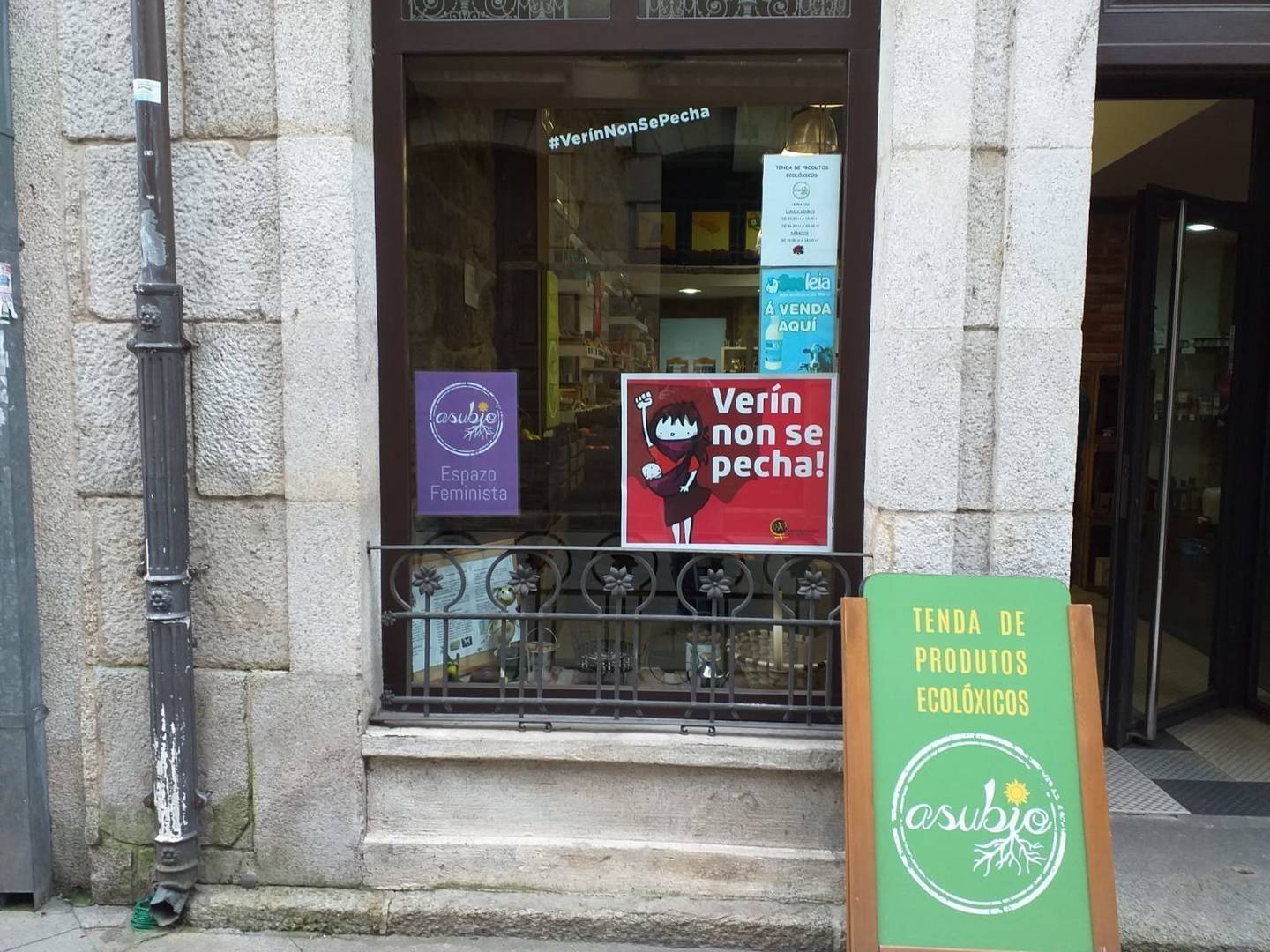 Escaparates con carteles de 