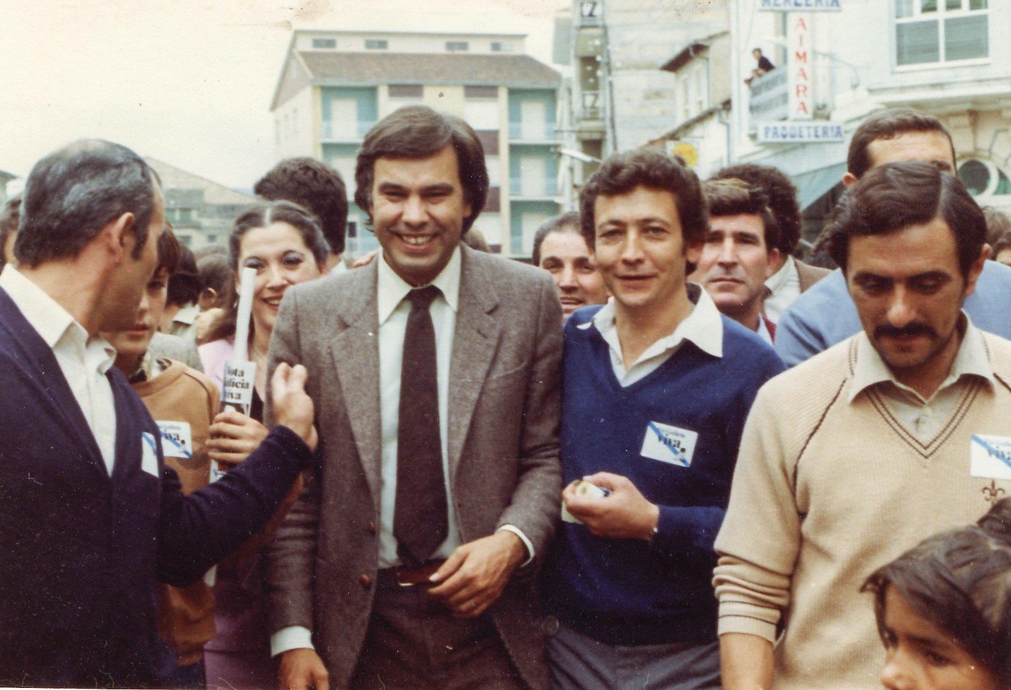 Felipe González, en uno de sus baños de multitudes, en la plaza García Barbón de Verín. | FOTO Tarrío.