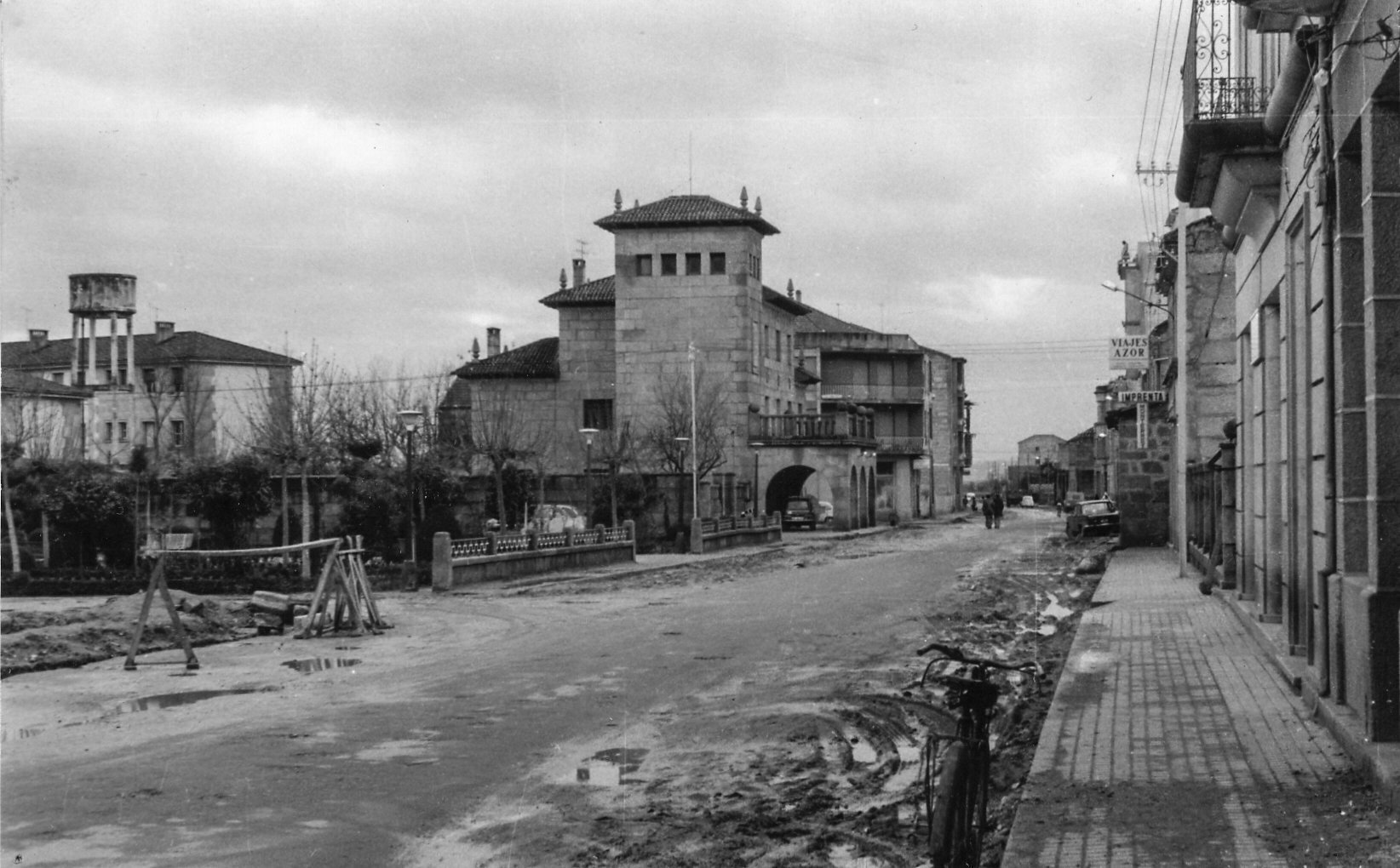 La avenida de Portugal, a la altura de la Casa do Concello de Verín, todavía sin pavimentar. | FOTO: Tarrío.