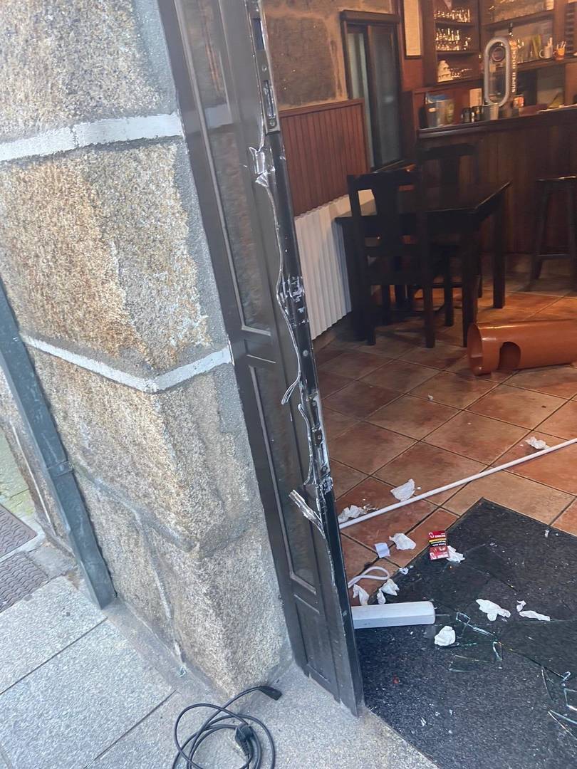 La puerta destrozada de la taberna O Secreto, esta mañana.