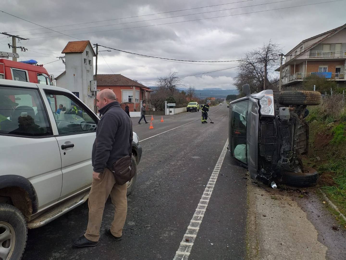 Accidente de tráfico en la carretera de Laza. | FOTO: Xosé Lois Colmenero.