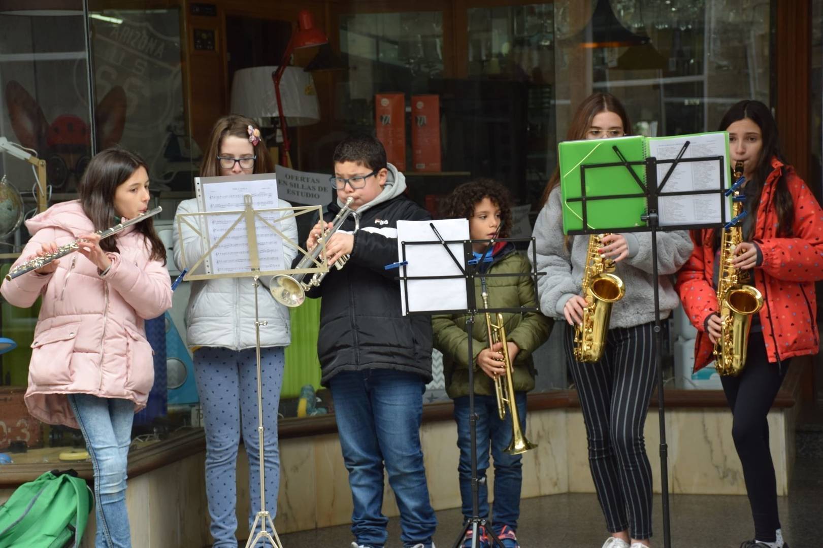 Alumnos del Conservatorio, el pasado 4 de enero, tocando en la calle Mayor de Verín. | FOTO: Victoria E. Gómez.