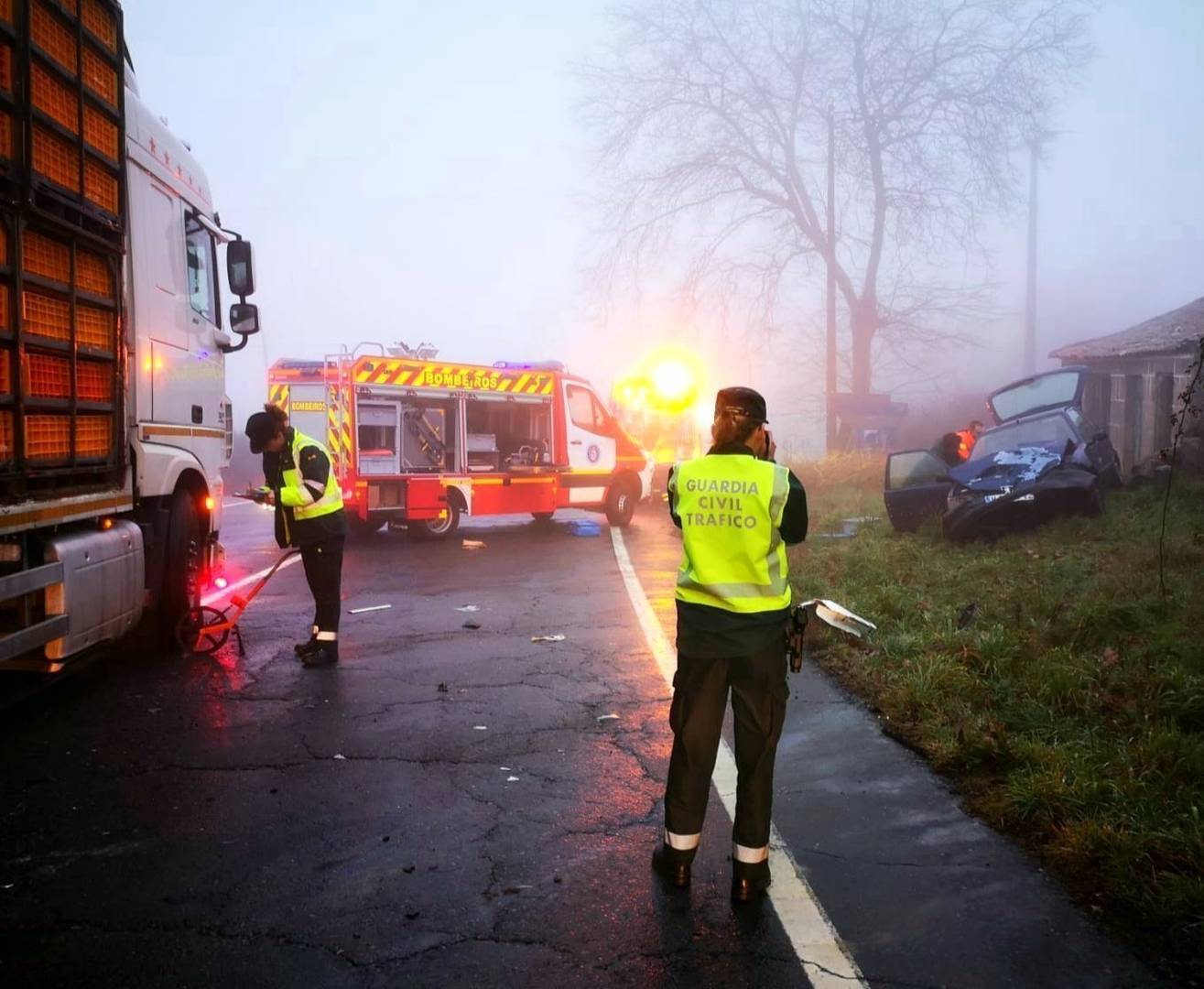 Os ocupantes do vehículo quedaron feridos graves tras o sinistro. | FOTO: Garda Civil de Tráfico.