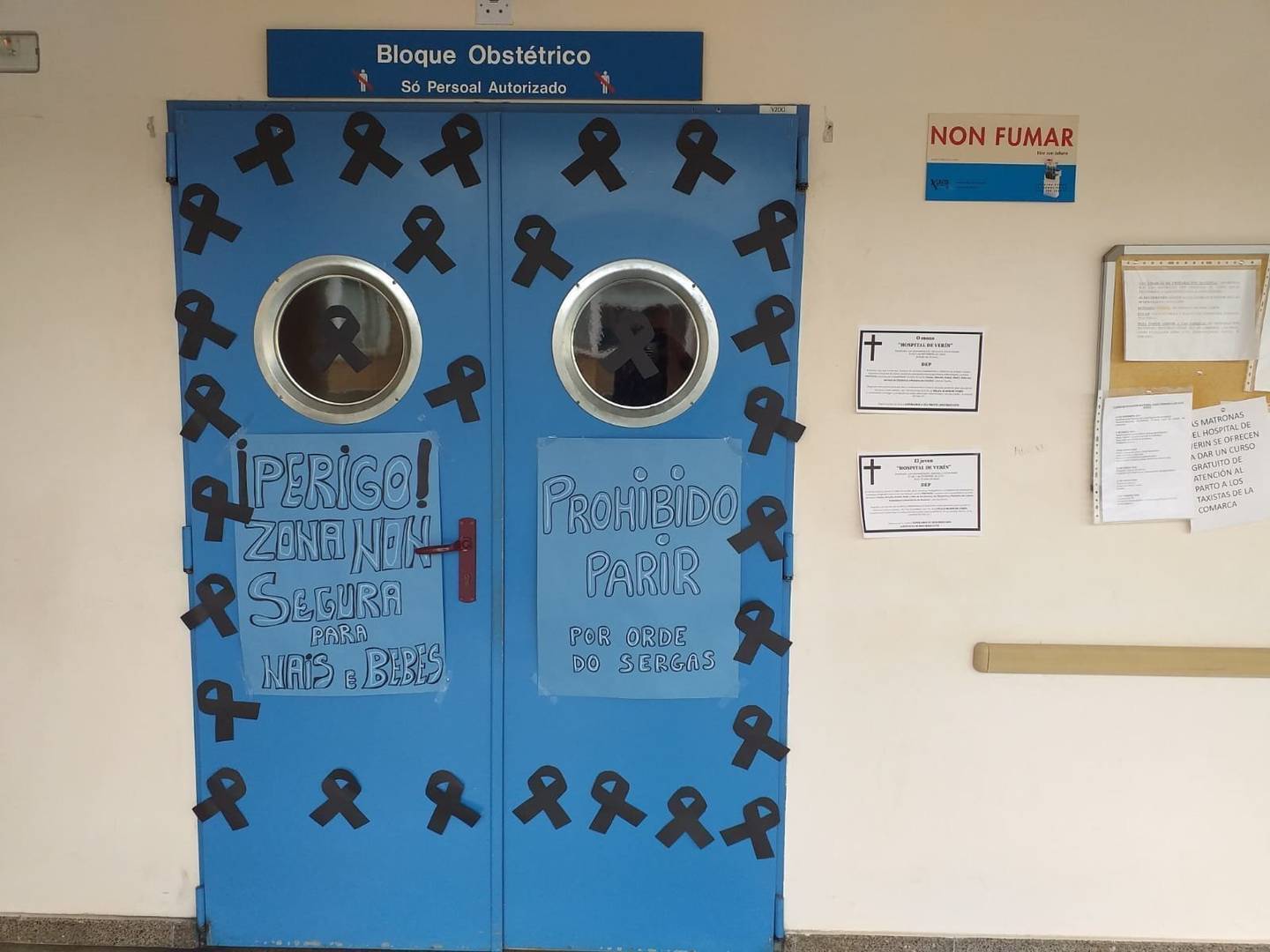 Puerta principal de entrada al paritorio de Verín, todavía decorado con motivos reivindicativos. | FOTO: Xosé Lois Colmenero.