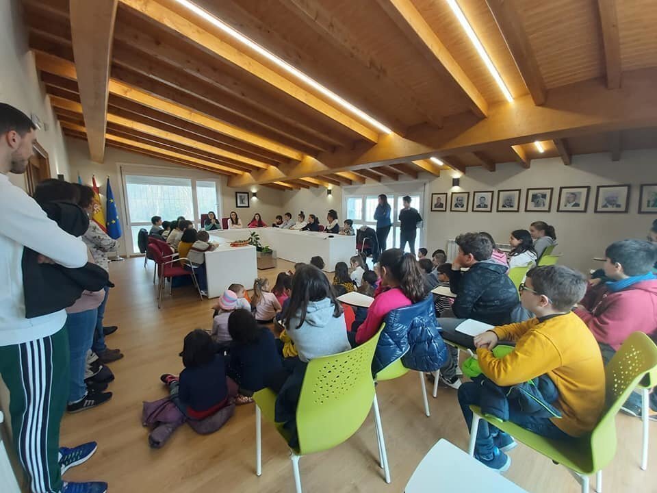 Pleno infantil no Concello de Oímbra.