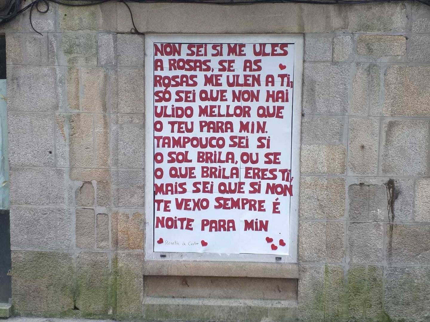 Un poema de Rosalía de Castro en una pared de la calle Mayor. | FOTO: Xosé Lois Colmenero.