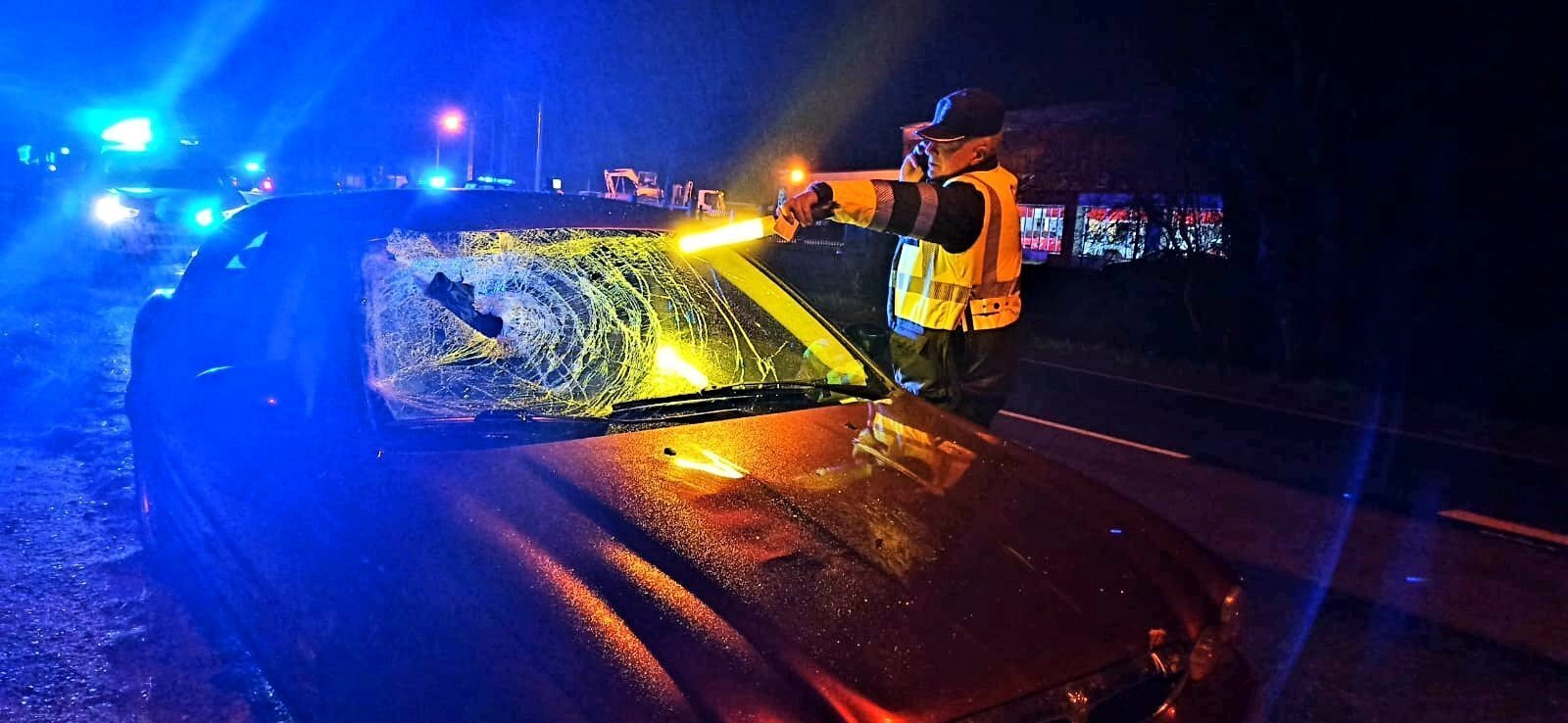 Así quedó el Jaguar del verinense sobre el que impactó el ciclista. | FOTO: Guardia Civil de Tráfico.