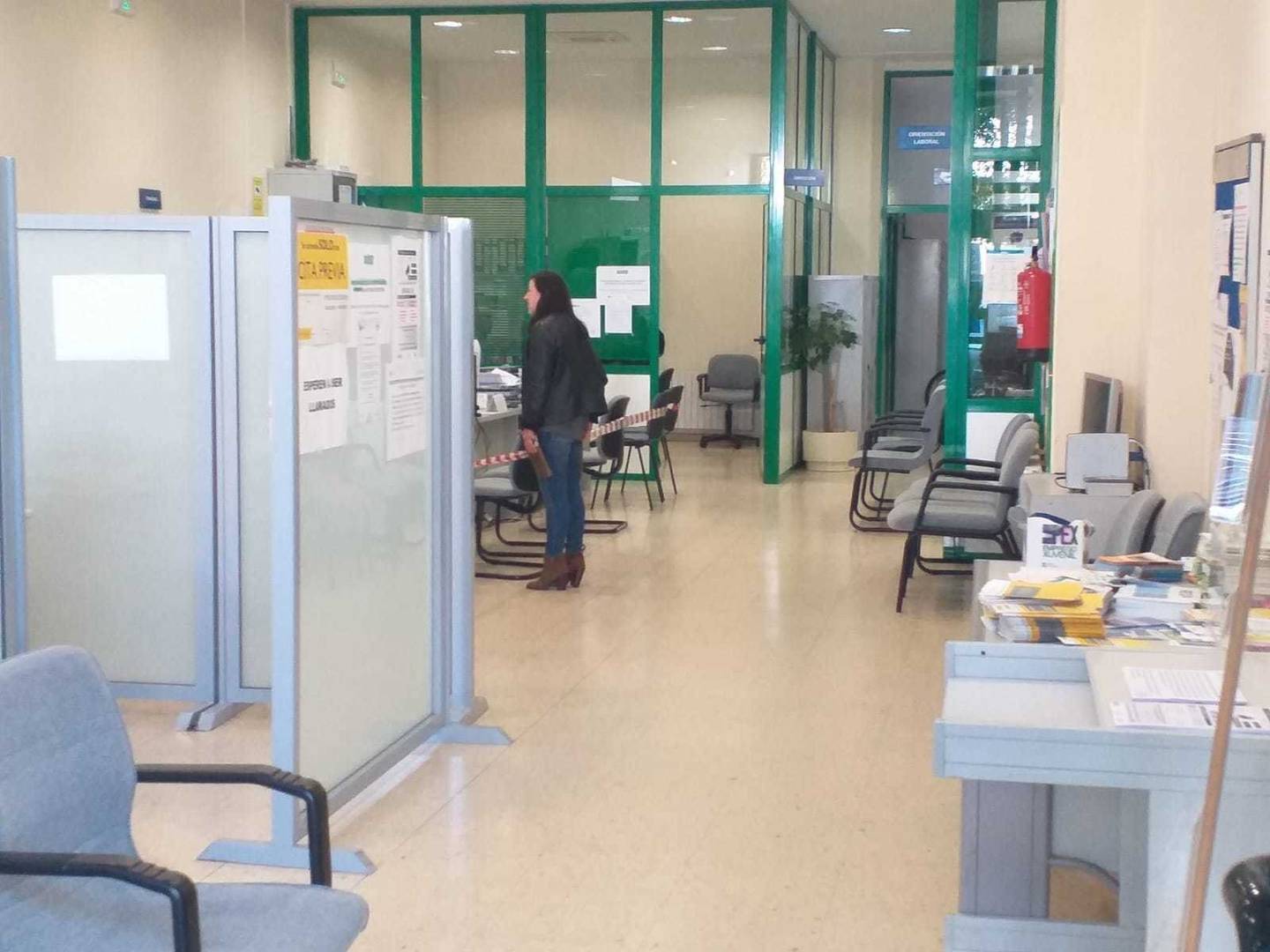 Una usuaria es atendida detrás de las sillas, en la oficina del INEM de Verín. | FOTO: Xosé Lois Colmenero.