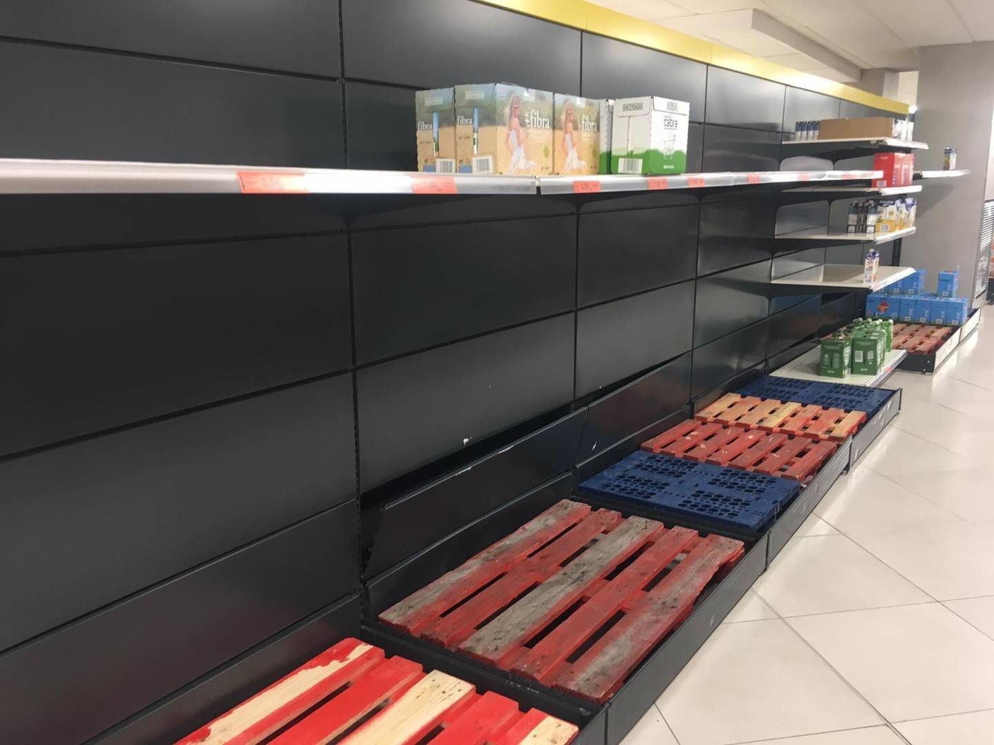 Esta mañá, no Mercadona, as existencias de leite eran practicamente nulas. | FOTO: Concha Caneiro.