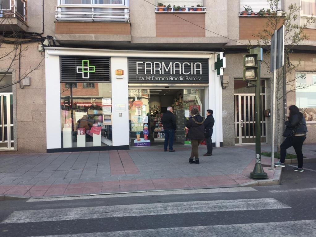 Os farmacéuticos tomaron medidas para manter a seguridade. | FOTO: Concha Caneiro.