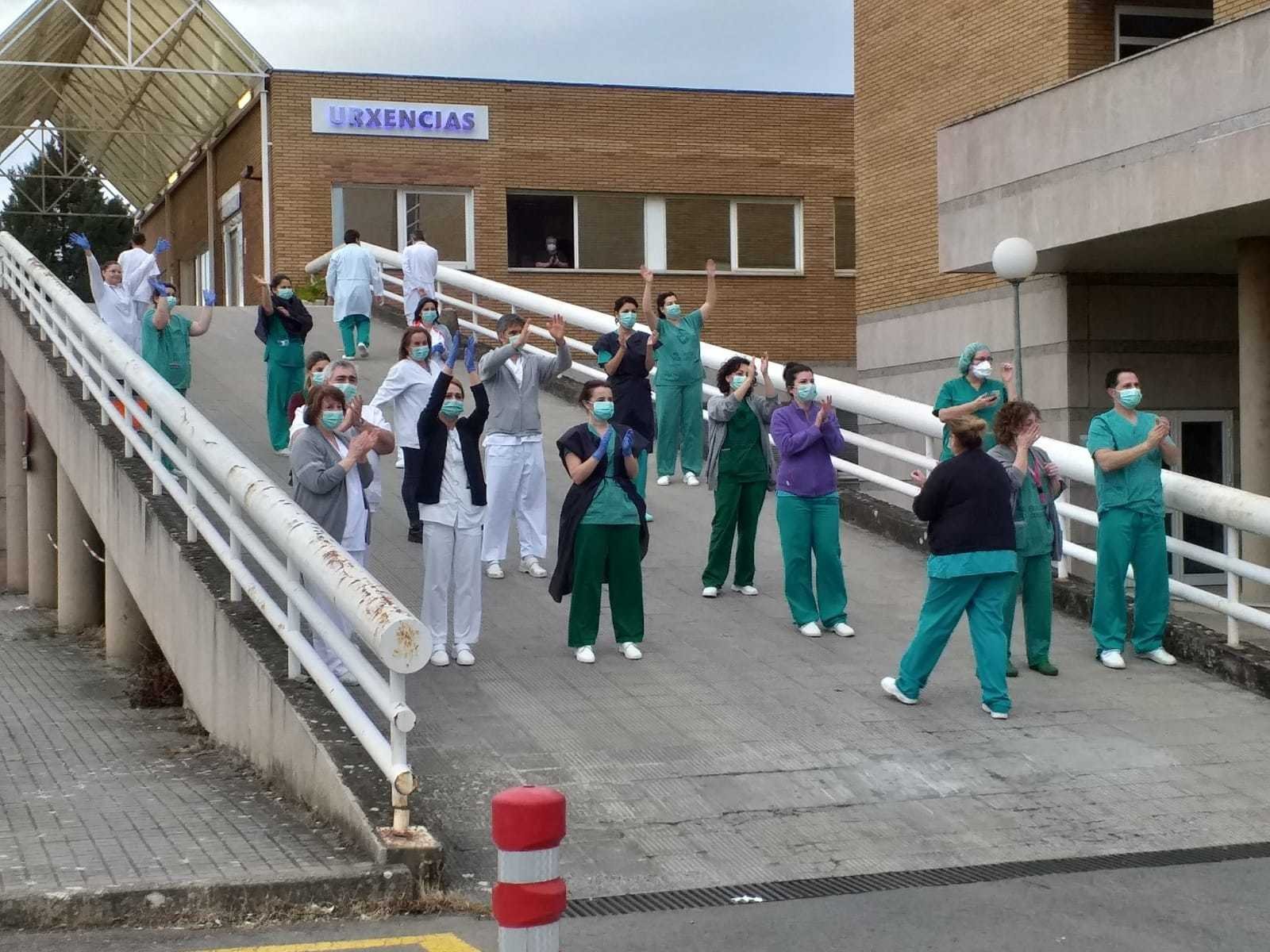Los sanitarios del hospital de Verín, aplaudiendo a los transportistas.