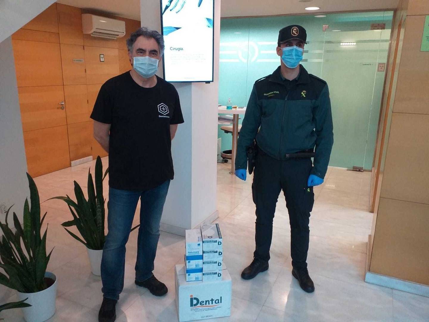 Antonio Justo, haciendo entrega de material a la Guardia Civil de Verín. | FOTO: Xosé Lois Colmenero.