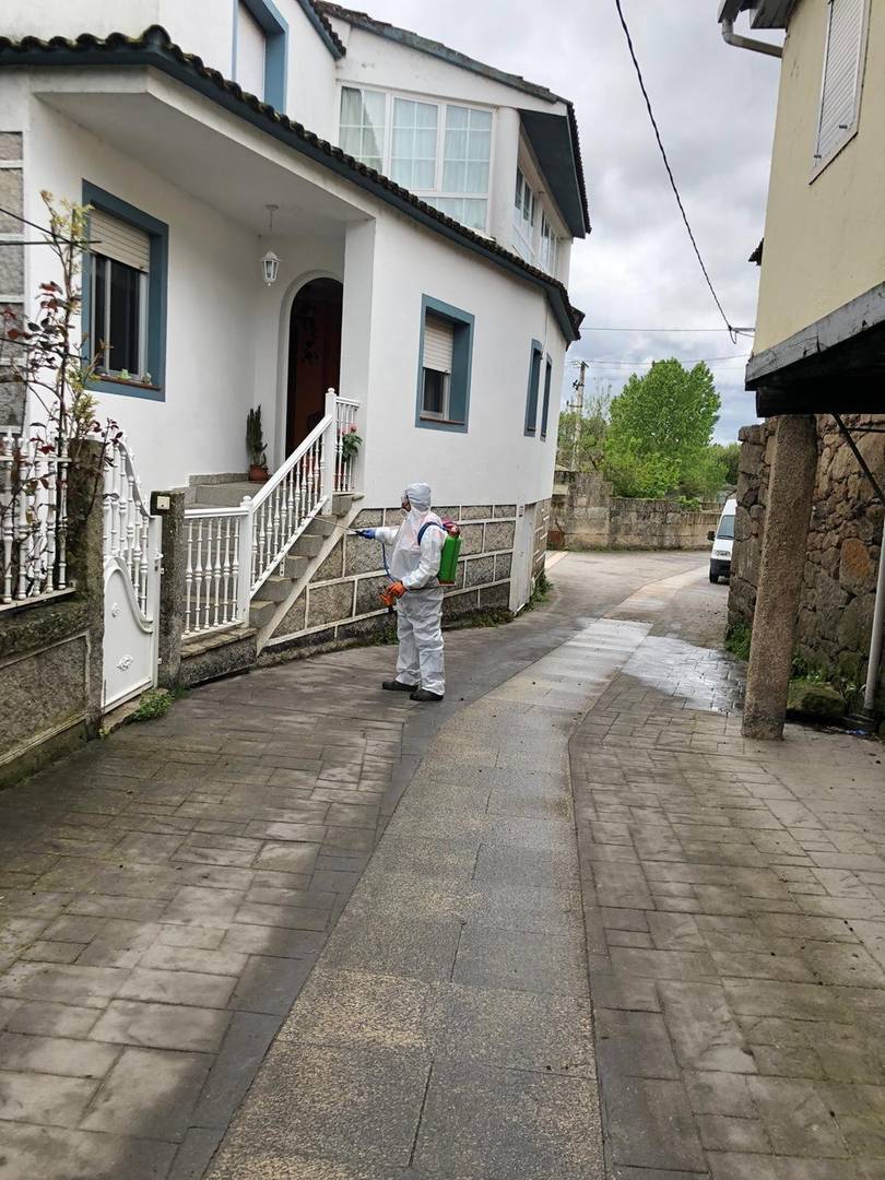 Desinfección casa por casa na localidade do Rosal, en Oímbra.