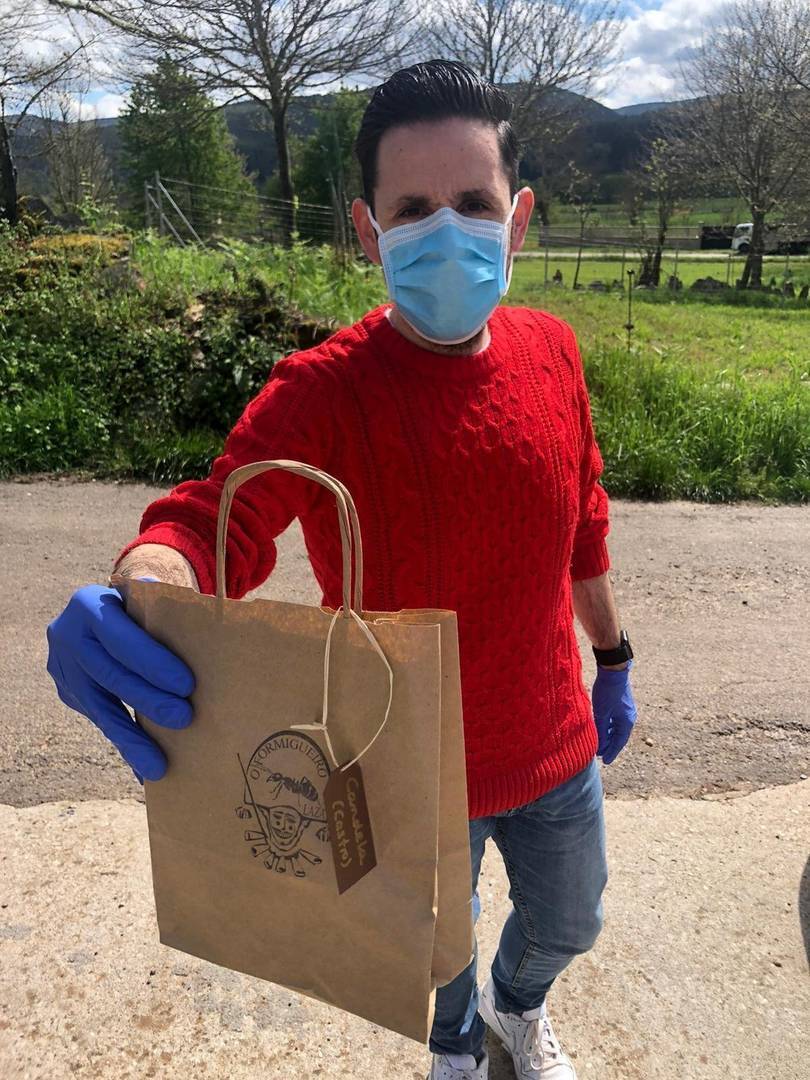 Jorge Lorenzo Vila, facendo entrega dos agasallos aos cativos.