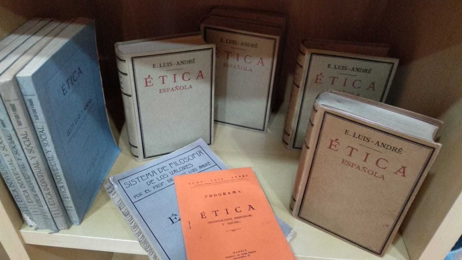 Algunhas das obras de Eloy Luis André que xa están na Biblioteca Municipal de Verín.