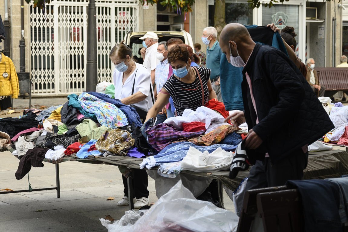 Este mércores 3 de xuño volveron os postos de calzado e roupa á feira de Verín. | FOTO: Noelia Caseiro.