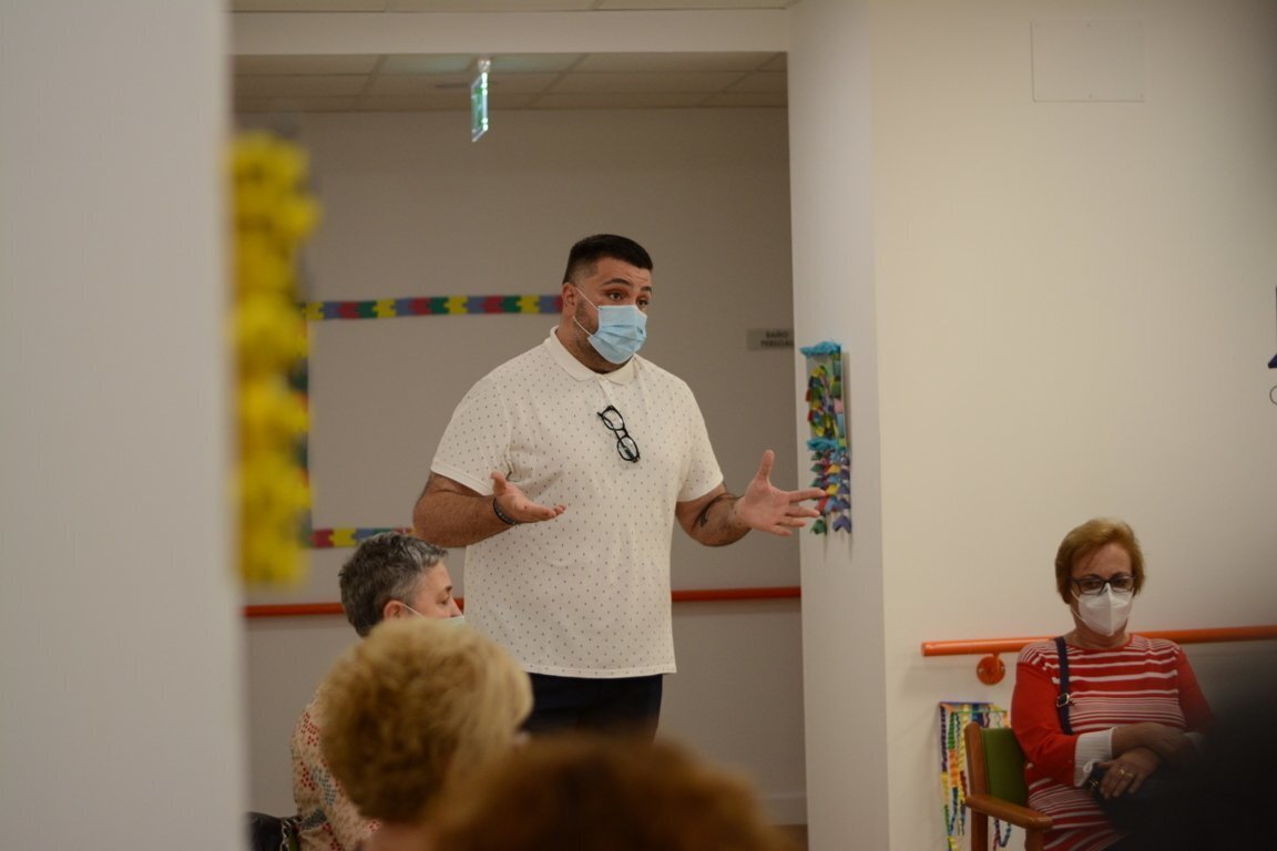 4-06-20 Diego Lourenzo, tenente de alcalde de Verín, na reunión do centro de día Raiola con familiares
