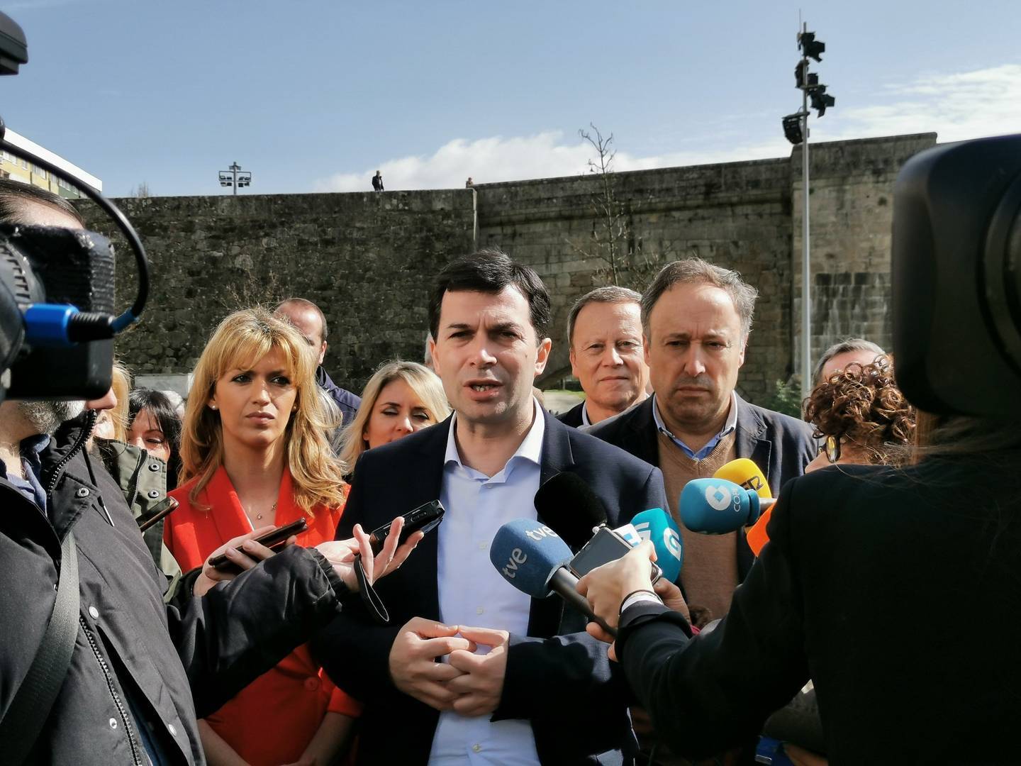 Gonzalo Caballero, con Marina Ortega (número 1 por Ourense, á esquerda) e o verinense Juan Carlos Francisco, o día da presentación da candidatura socialista ao Parlamento de Galicia.