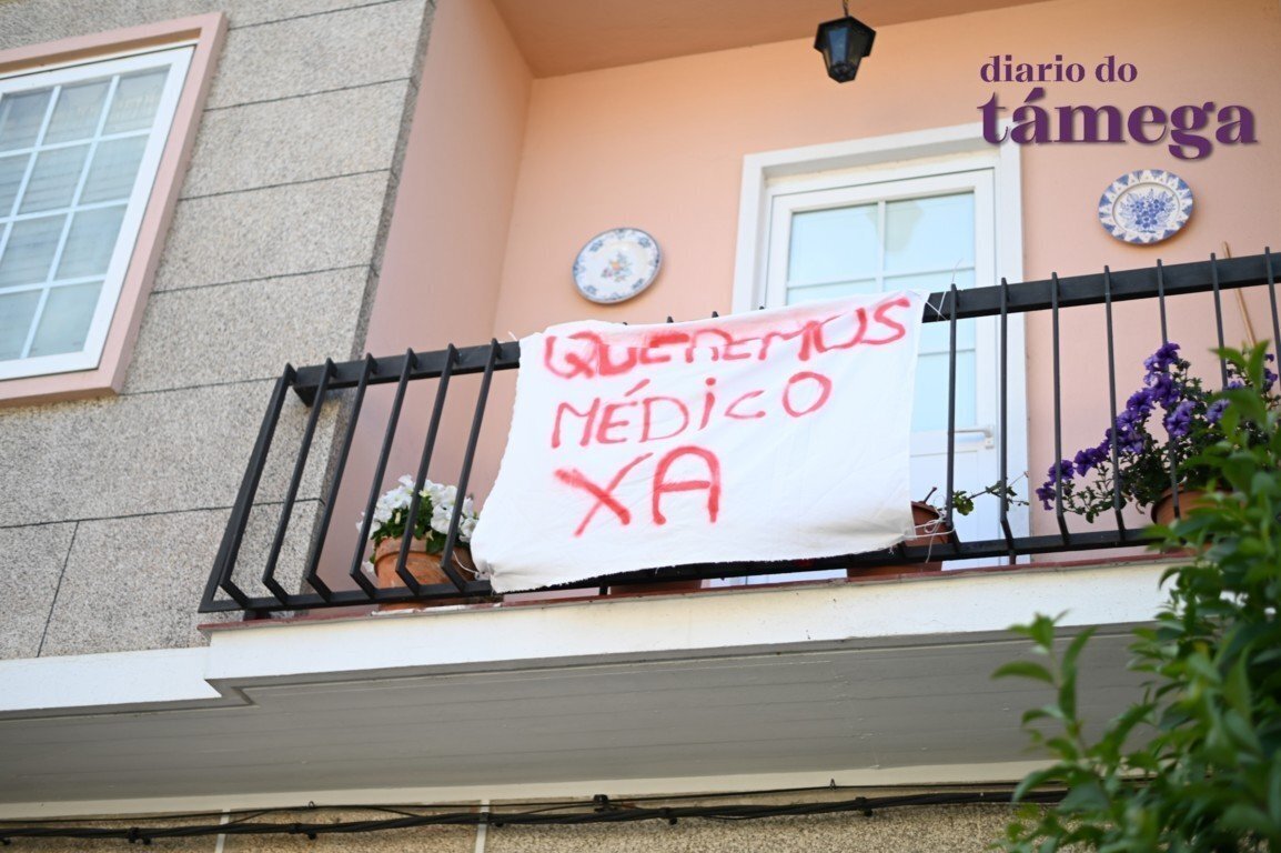 Pancarta centro de salud de Albarellos. | FOTO: Noelia Caseiro.
