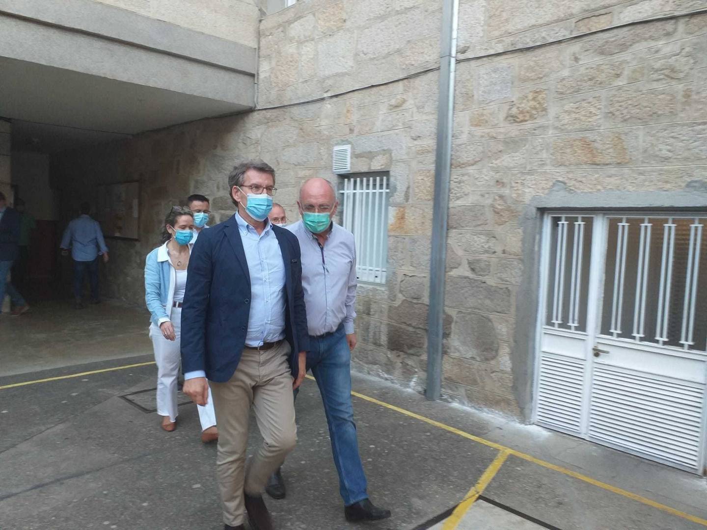 Núñez Feijóo, con Jiménez Morán, dirixíndose aos xardíns dos Mercedarios, en Verín. | FOTO: Xosé Lois Colmenero.