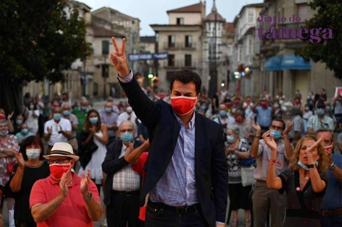 Gonzalo Caballero, logo de rematar o mitin na praza García Barbón de Verín. | Noelia Caseiro.