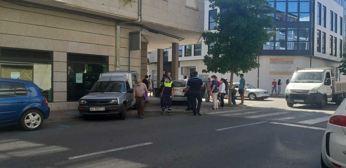 Furgoneta accidentada en pleno centro de Verín.