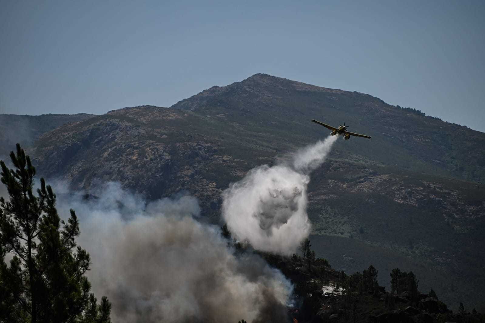 Unha das aeronaves que continúa realizando as labores de extinción en Manín, (Lobios), tras o rescate do hidroavión accidentado. | FOTO: Noelia Caseiro.