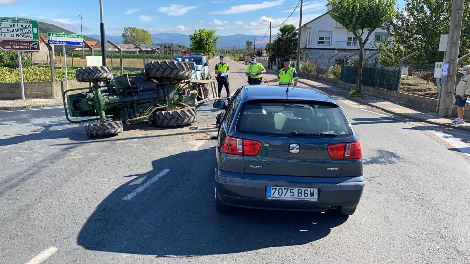 El impacto acabó provocando el vuelco del tractor sobre la calzada. | FOTO: Cedida.