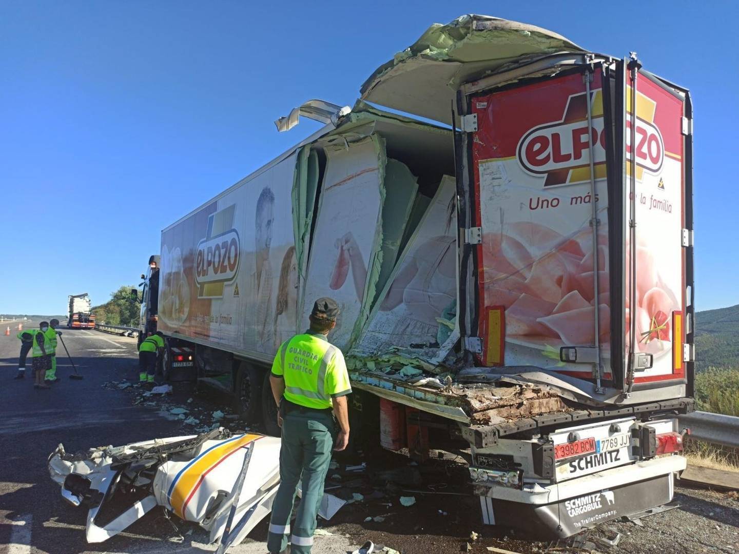 O tráiler detido no arcén. | FOTO: Cedida.